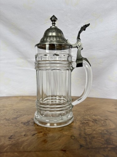 Glaskrug mit verziertem