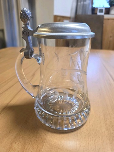 Bierkrug aus glas mit - bierkrug,