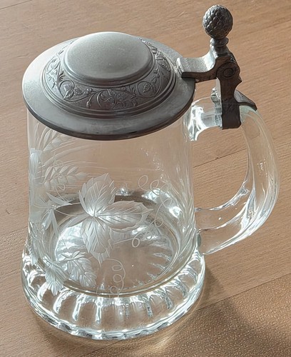 Gravierter glaskrug mit - gravierter,