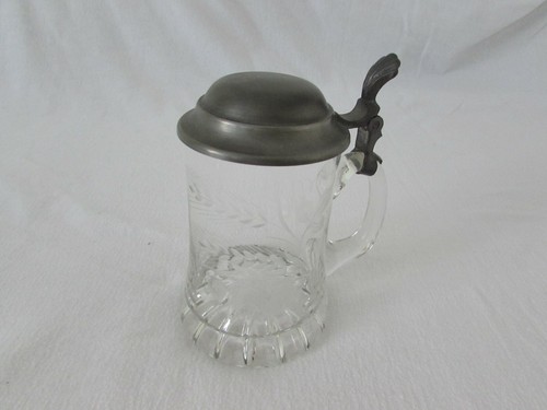 Bierkrug aus glas mit - bierkrug,