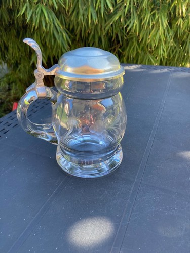 Klassischer glas bierkrug mit - klassischer, glas-bierkrug