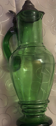 Grüner glaskrug mit - glaskrug, 1