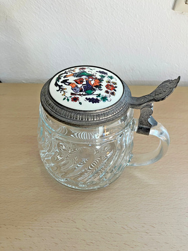 Alter bierkrug aus glas mit - bierkrug,