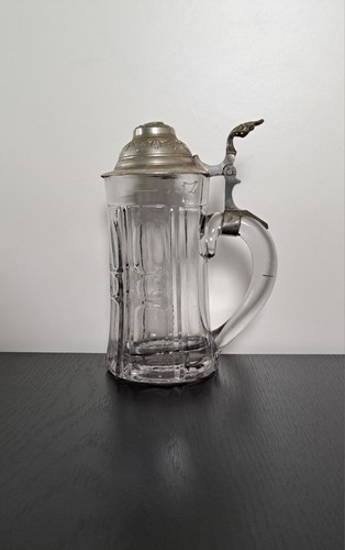 Glaskrug mit verzierzen