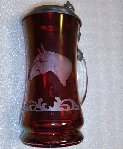 Roter glas bierkrug mit - roter, glas-bierkrug