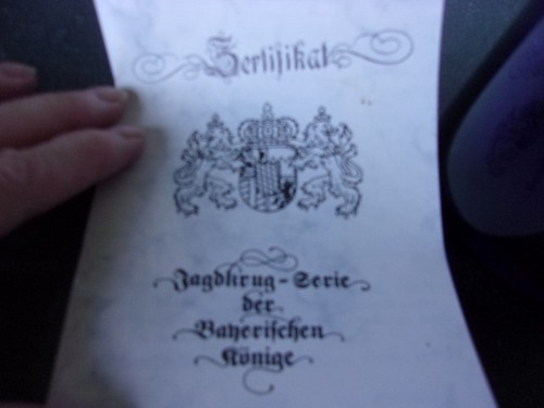 Bierkrug aus blauem glas mit - aus,